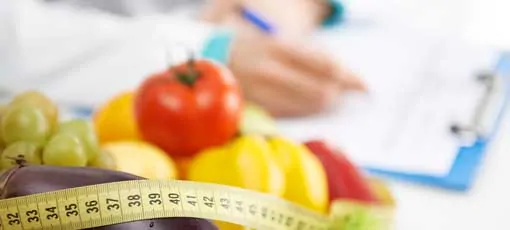 Ernährungsberaterin studiert die Inhalte von Obst und Gemüse