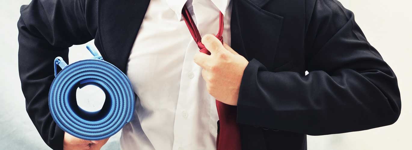 Betriebliches Gesundheitsmanagement (IHK) Betriebliches Gesundheitsmanagement (IHK) - Businessman mit Isomatte unterm Arm