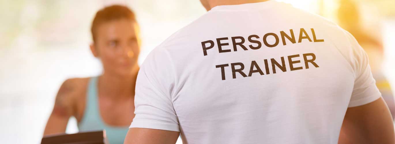 Personal Trainer Ausbildung Personal Trainer Ausbildung - Frau auf Fahrrad mit Ihrem Personal Trainer