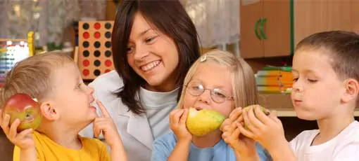 Gesundheitspädagogin erklärt Kindern gesunde Ernährung