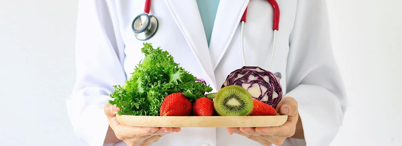 Ausbildung in der Ernährungsmedizin Ausbildung in der Ernährungsmedizin - Arzt hält Tablet mit Gemüse und Obst