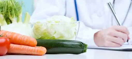 Wissenschaftler macht sich Notizen über verschiedenes Gemüse