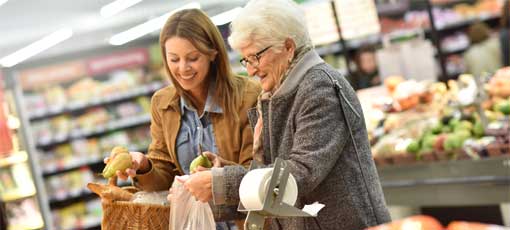 Seniorenberaterin kauft mit einer Seniorin ein