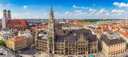 Frauenkirche und neues Rathaus in München