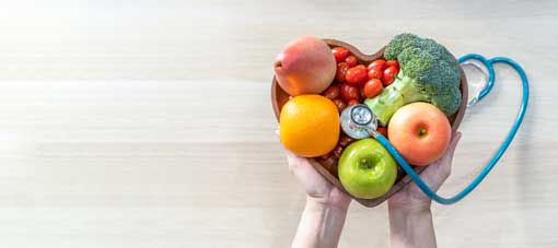 Fernlehrgang in der Ernährungsprävention - Ernährung für Wellness im Herzen durch Cholesterinernährung und gesunde Ernährung mit sauberem Obst und Gemüse in der Herzschale von Ernährungswissenschaftler und Arzt empfohlen für das Wohlbefinden der Patienten