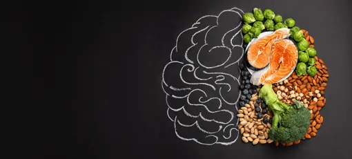 Ganzheitlicher Ernährungsberater - Gehirn mit einer Hälfte aus gesunden Nahrungsmitteln