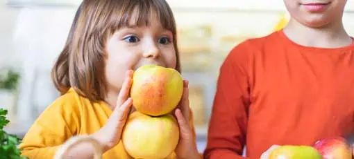 Die Ernährungspyramide für Kinder  | Funny Kinder bauen Pyramide von Äpfeln in der Küche