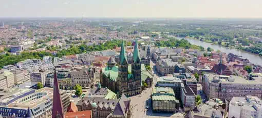 Bremen - Bremen, Deutschland. Der historische Teil von Bremen, die Altstadt. Bremer Kathedrale ( St. Petri Dom Bremen ). Ansicht im Flug, Luftsicht